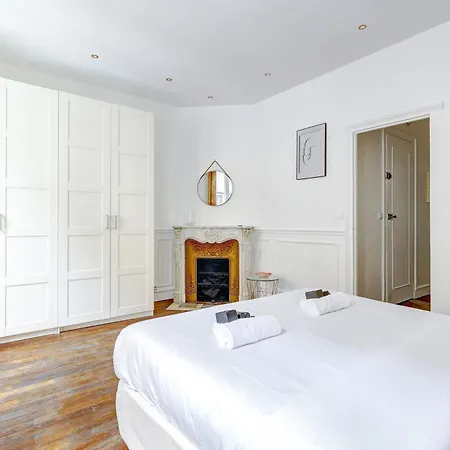 Chic Terrasse A 5min Des Champs-elysees With Ac Apartament Paryż