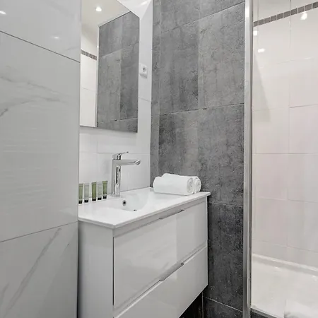 Chic Terrasse A 5min Des Champs-elysees With Ac Apartament